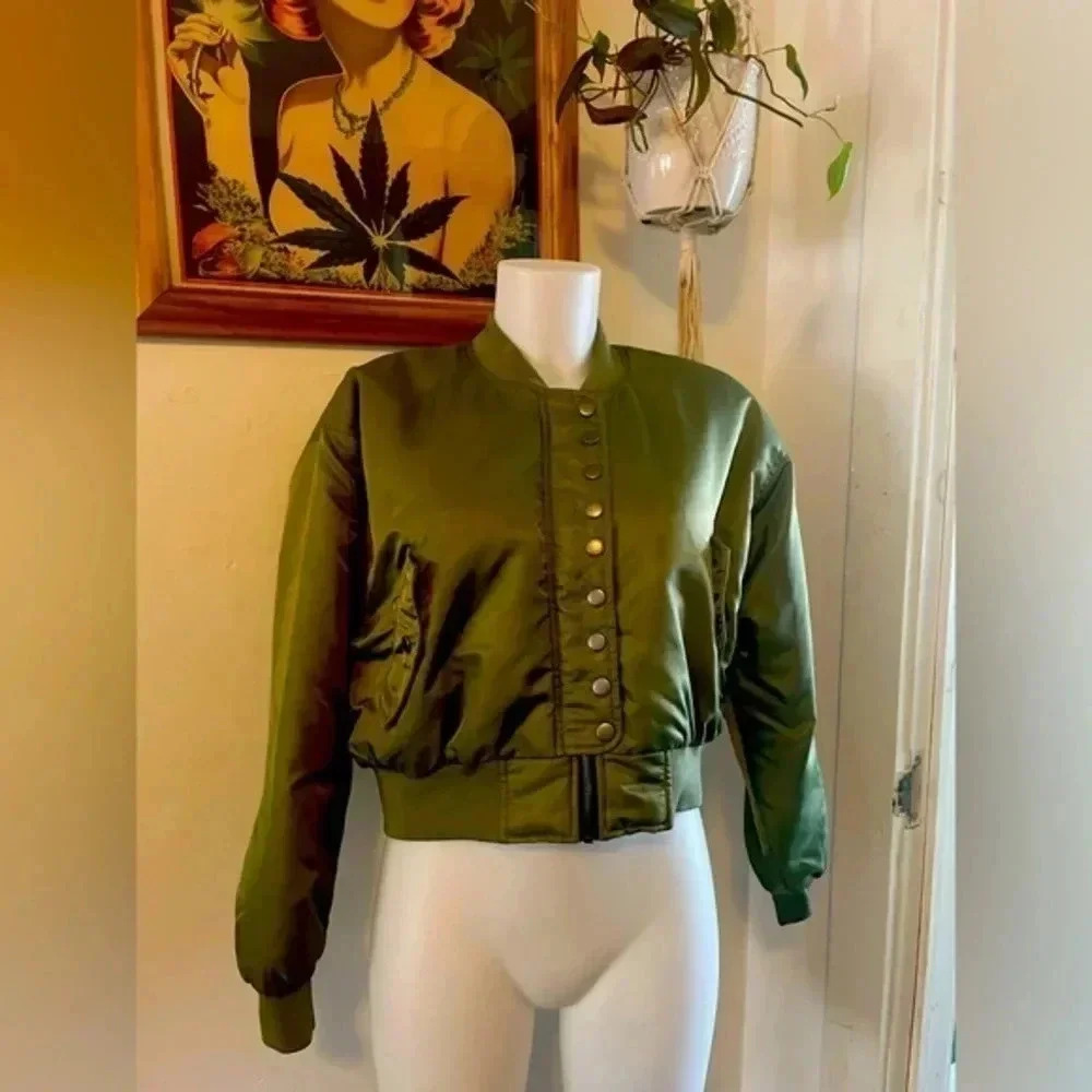 Green Bomber cropped jacket size Small Forever‎ 21 Satin GUC!